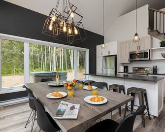 Petite Charlevoix 1: Hot Tub, Fireplace Sanctuary - Baie-Saint-Paul - Dining room