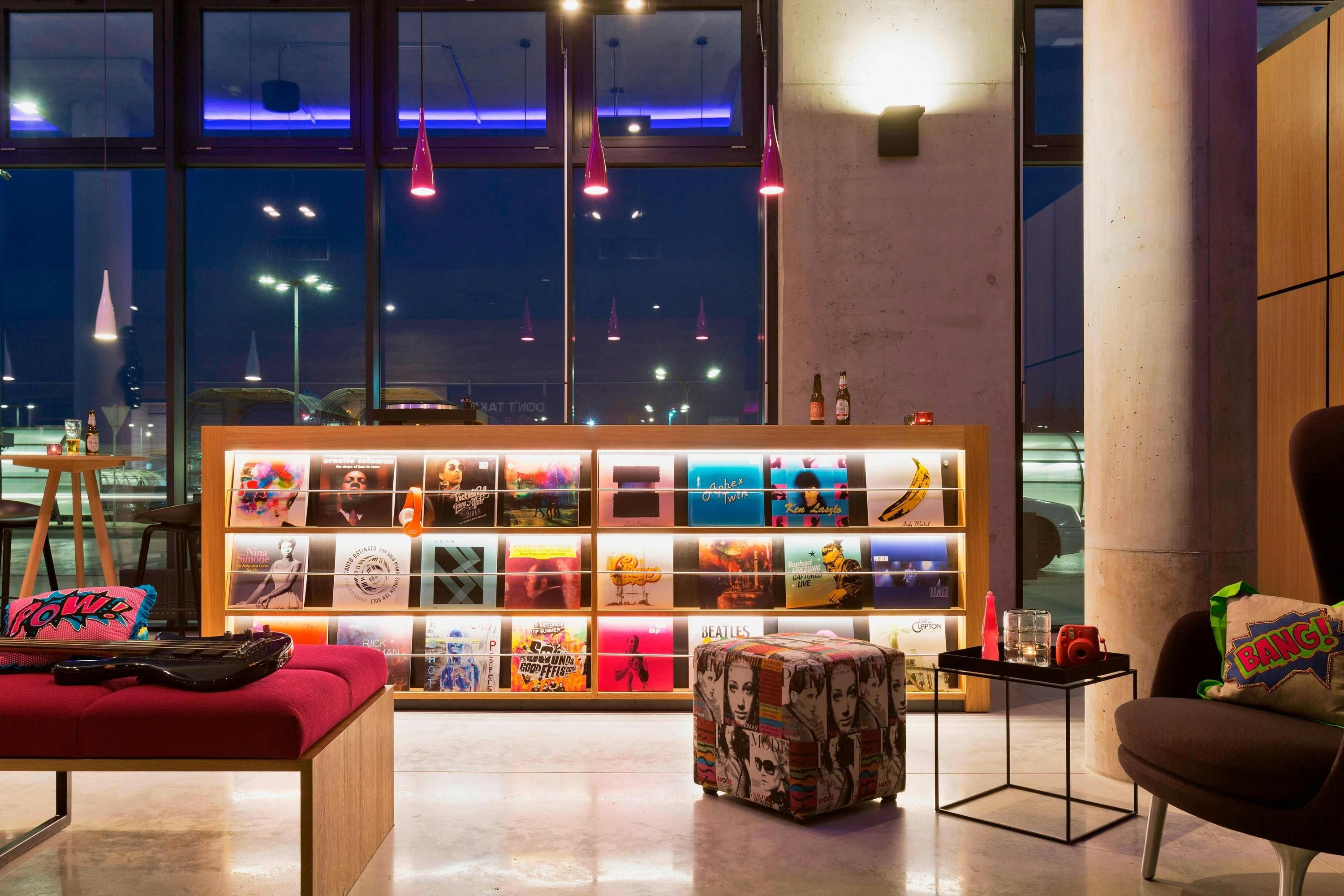 Moxy Vienna Airport thumbnail 3