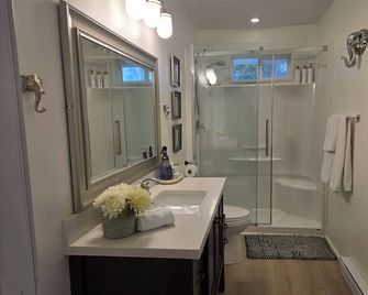 Private master bedroom in a farmhouse - Nanoose Bay - Baño