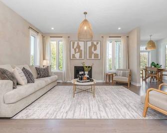 The Wabi Sabi 4-bedrooms Designer Home - Kemptville - Living room