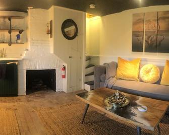 Cozy, unique, historic registered cottage on the Corsica River! - Centreville - Sala de estar