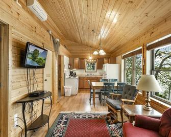 Swan Lake Resort & Campground - Lakeside Cabin #2 - Fergus Falls - Living room