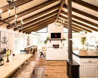 Family Mountain Home! Hot Tub, Gameroom, Privacy. Dogs free! Wedding venues. - Fallbrook - Jídelna