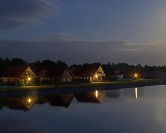 Holiday house right on the lake - Dorpen - Басейн