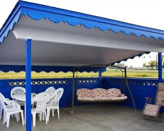 Blue Spruce Motel - Lamar - Innenhof