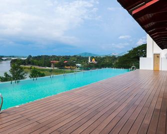 Hotel Casuarina@kuala Kangsar - Kuala Kangsar - Piscina