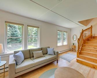 Luxurious Eastport Retreat w/ Private Pool! - Eastport - Sala de estar