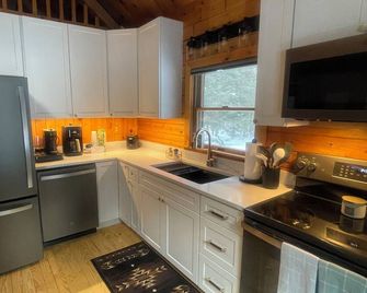 Minutes to Moosehead Lake, ATV Trails from driveway, Hiking, Mountain Biking - Greenville - Kitchen