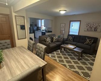 Clean Newly remodeled 2 bedroom apartment - Libertyville - Living room