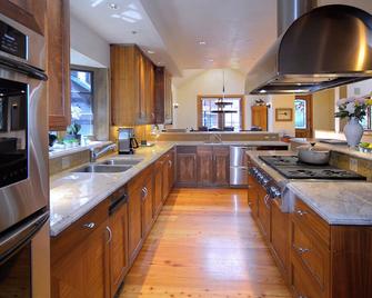 Walk to town! 4 bdrms all king beds. Great ski house w/ hot tub near Snyder Park - Aspen - Cuisine