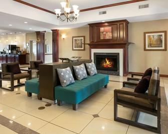 La Quinta Inn & Suites by Wyndham Lindale - Lindale - Лоббі