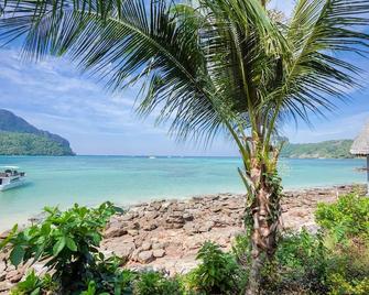 Phi Phi Cozy Seafront Resort - קופיפי - חוף