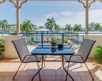 The Anchorage Escape Apartment - Steps away from City, Ferry and Stadium - Townsville - Balcony