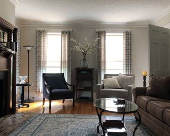 The 1830 Guest House - Bangor - Living room