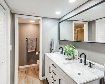 Stylish Fort Myers Condo about 2 Mi to Beaches! - Fort Myers