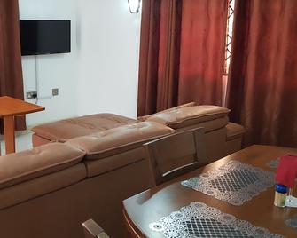 Ibisa Hotel - Takoradi - Bedroom