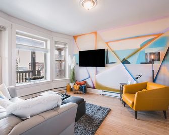 Zenith Condo: Your Downtown Duluth Retreat - Duluth - Living room