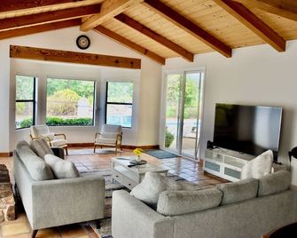 Charming 3-Bedroom Farmhouse at Hill Top with Pool, Sauna, Steam Room and more - Valley Center - Living room