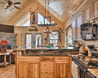 Rio Grande National Forest Cabin: Views & Hot Tub - Del Norte - Cocina