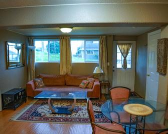 The Cove - 2bd 2ba Pet-Friendly Condo - Astoria - Living room