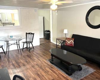 Fully Furnished Executive Rental Large 1-Bed 1-Bath Pets Allowed - Bluefield - Wohnzimmer
