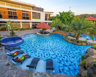 Calinisan Resort Hotel Inc. - Laurel - Pool