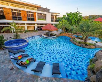 Calinisan Resort Hotel Inc. - Laurel - Pool