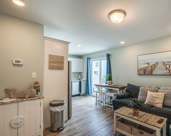 Wildwood Condo w/ Pool Access, Walk to Beach - Wildwood - Living room