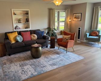 The Brick Haven in Brookings - spacious home in a central location! - Brookings - Вітальня