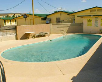 Hwy Express Inn And Suites - Thatcher - Piscina
