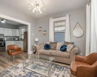 Dayton Street Sports Haven - 3 Bed 2 Bath Sleeps 8 - Hamilton - Living room