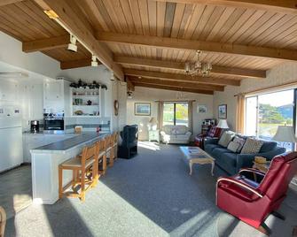 Beacon Guest House - Whale Watchers Delight - Fort Bragg - Sala de estar
