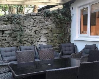 6 Eyre Square Lane - Galway - Hàng hiên