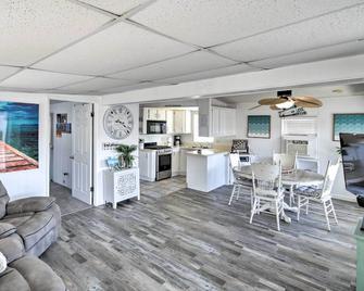 Lake Havasu Home w/ Resort Perks, Walk to Lake - Lake Havasu City - Dining room