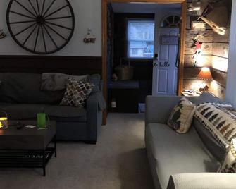 Dog friendly cozy red cottage near lakes and trails - Harrison - Living room
