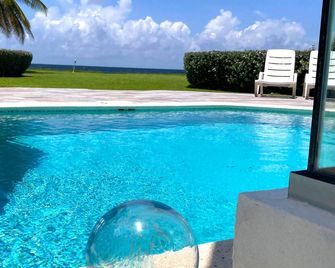 Lux 3 Bdrm Ocean Front villa with Private pool! - Lowlands - Pool