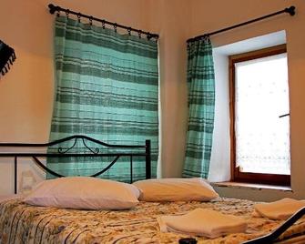 To Petrino Guesthouse - Agios Germanos - Slaapkamer