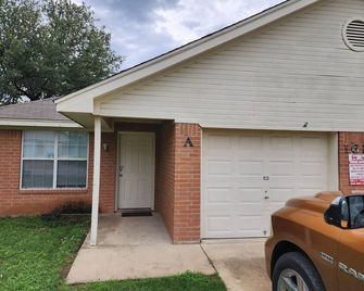 3 Bedroom Duplex House - Fully Furnished all bills paid unit - Harker Heights - Building