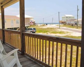 Ocean View Beach Cottage/3br 2ba/Steps Away From The White, Sandy Beach! - Dauphin Island - Balcón