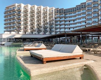 Hotel Cádiz Bahía by Q Hotels - Cádiz - Svømmebasseng