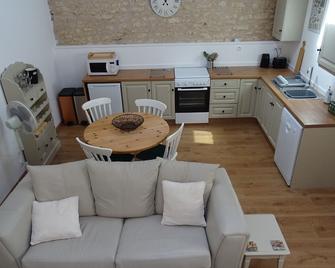 La Petite Maison Bleue - New Gite with heated pool - Oiron - Cocina