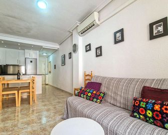 Awesome Apartment In Torrevieja With Wifi - Torrevieja - Pokój dzienny