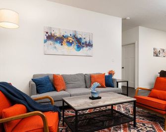 Decadent Haven Spacious 2br 2ba 2 King Beds Wfh Gym - Whitestown - Living room