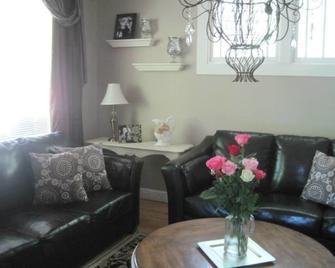 Charles Street Vacation Home - Lethbridge - Vardagsrum