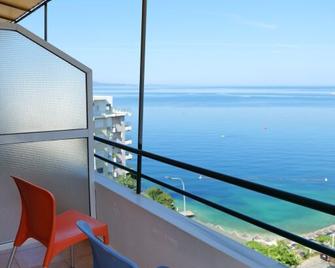 Hotel Vola - סאראנדה - מרפסת