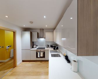 Quay Apartments Manchester - Manchester - Kitchen