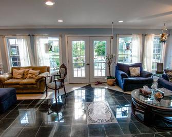 Middelshire B&B Suites - Smiths Falls - Living room