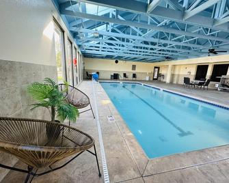 Majestica Inn and Suites - Canton - Pool