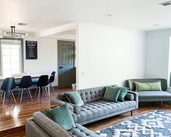Riverwalk Retreat: Spacious, Hot Tub, Ne - Springfield - Living room