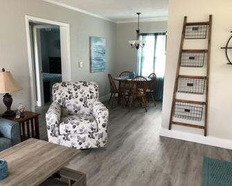 Charming 2br/1ba Cabin At Lakeside Resort - Lake Wales - Living room